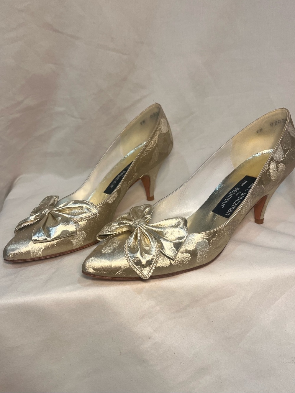 VTG Stuart Weitzman for Mr. Seymour. Shimmering Gold Bow Silk Heels | Size 8.5N